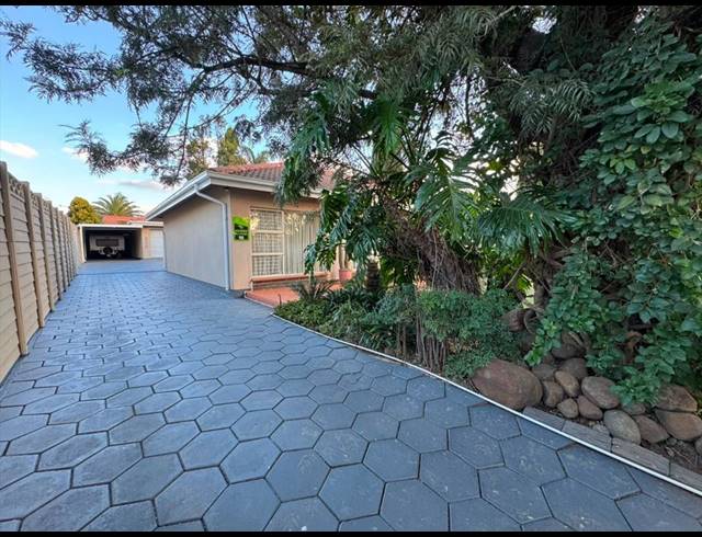 4 BEDROOM FREESTANDING FOR SALE IN GLEN MARAIS